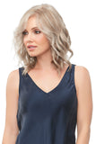 Woman with hair fall in the Julianne wig in the Smartlace range 